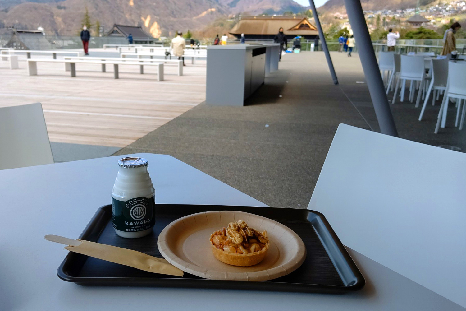 「Shinano Art Café」キッシュ・ナッツと飲むヨーグルトと善光寺が見える屋上広場「風テラス」