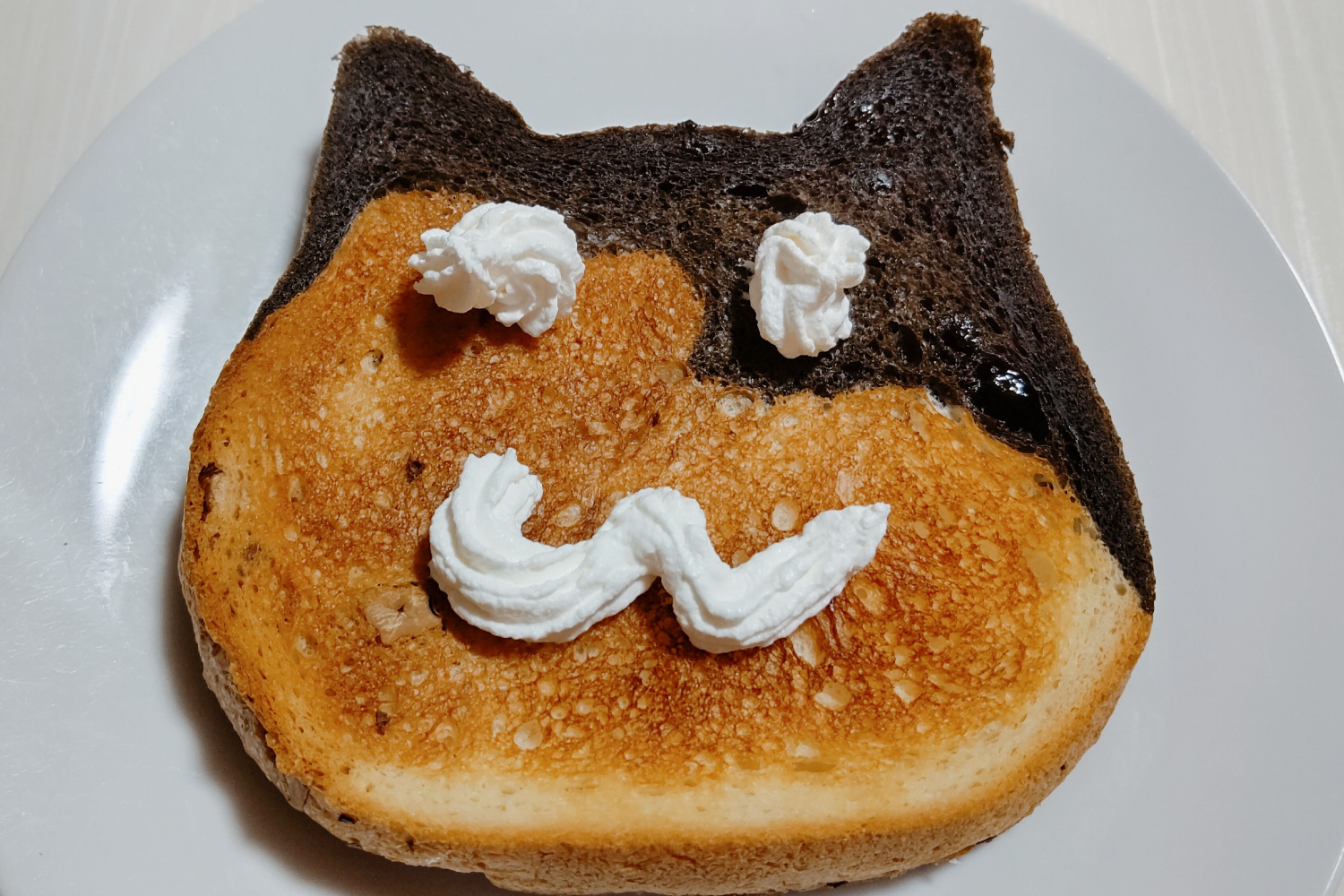 ねこねこ食パンを食べました。（三毛猫編）