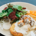 濃厚生クリームソース×スパイス香る粗挽き肉。長野市青木島町の『tone cafe』に新ランチ「フレンチトースト」が登場！