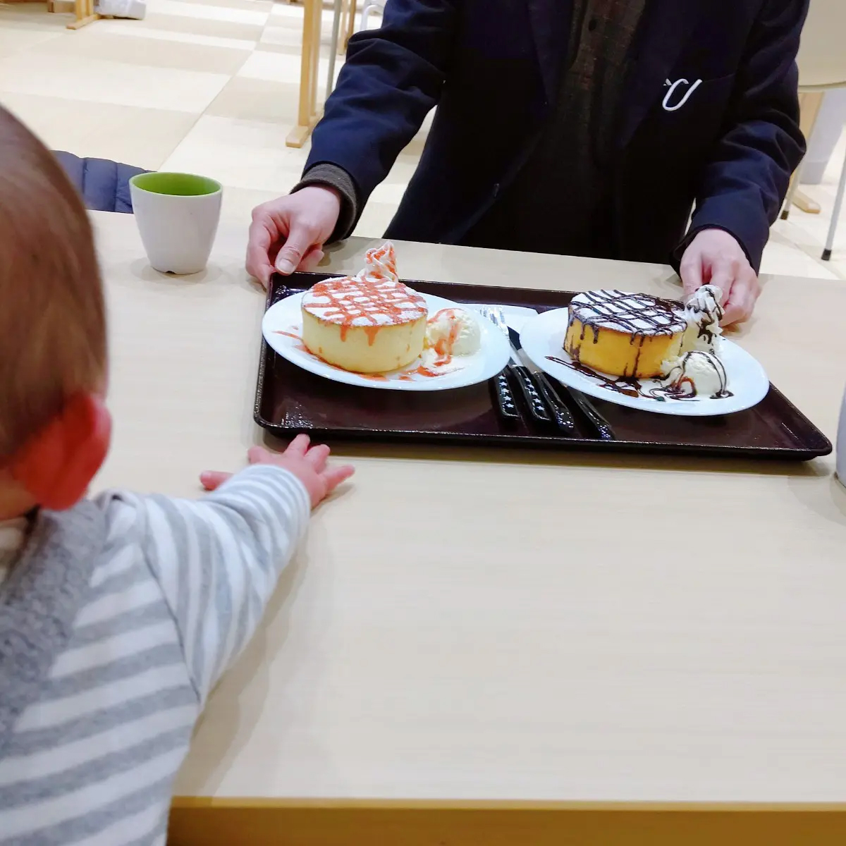 おいしいものを目の前にして食べさせてもらえない息子の哀愁漂う背中 おいしいものを目の前にして食べさせてもらえない息子の哀愁漂う背中