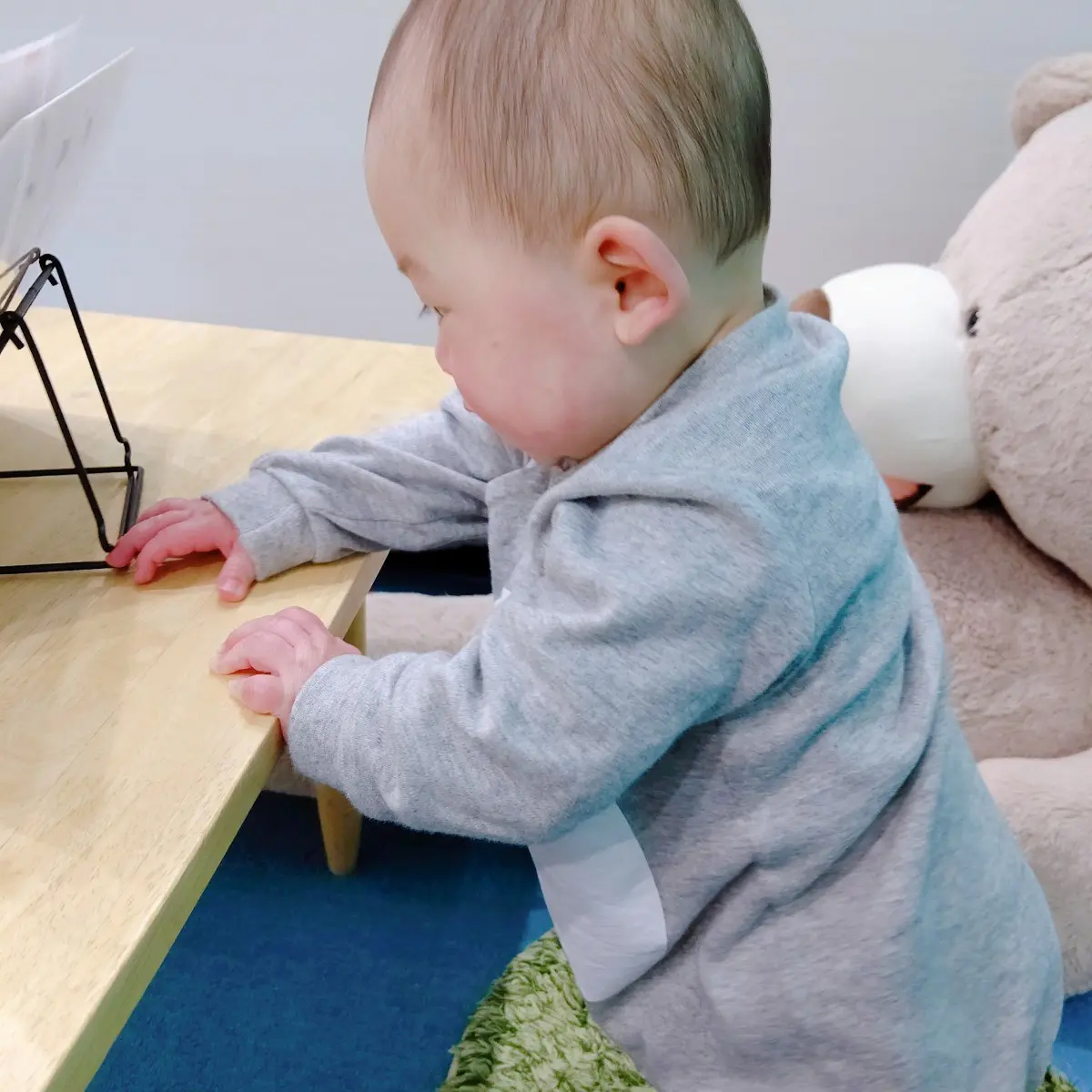 カフェで好奇心のままに行動する息子、見てるこっちはヒヤヒヤして落ち着いてご飯が食べれないのでとりあえず座ってほしい。 無邪気な息子
