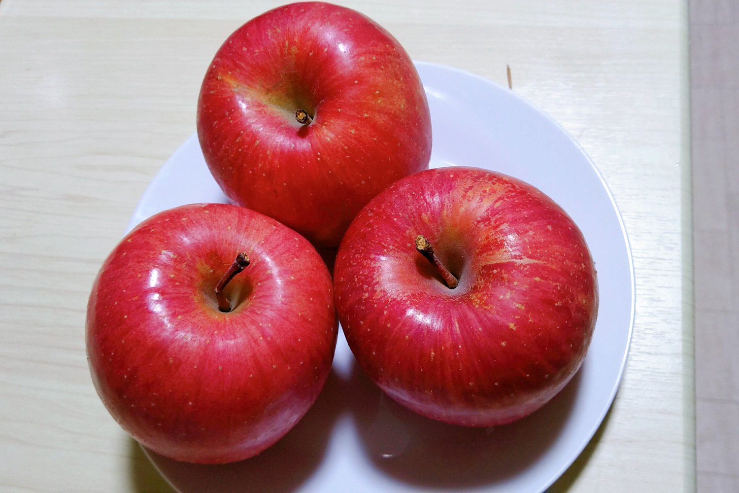 高山村のリンゴは今年も大きく真っ赤でおいしいです◎