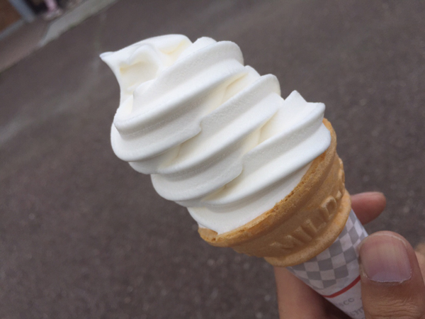 ソフトクリームを食べよう。